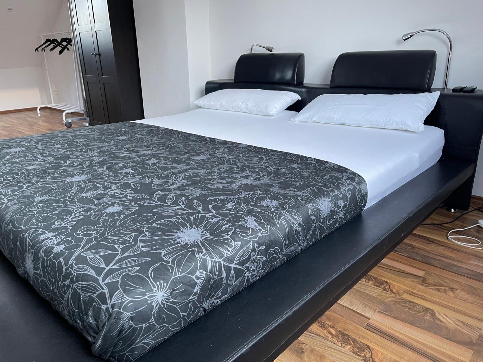 Geraeumige 3-Zimmer-Ferienwohnung Im Herzen Von Kassel Bagian luar foto