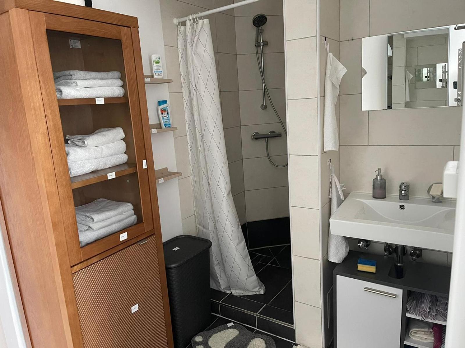 Geraeumige 3-Zimmer-Ferienwohnung Im Herzen Von Kassel Bagian luar foto