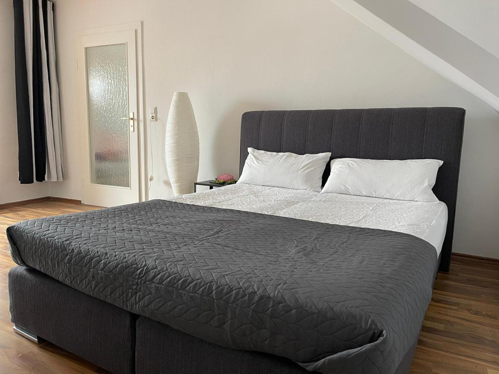 Geraeumige 3-Zimmer-Ferienwohnung Im Herzen Von Kassel Bagian luar foto