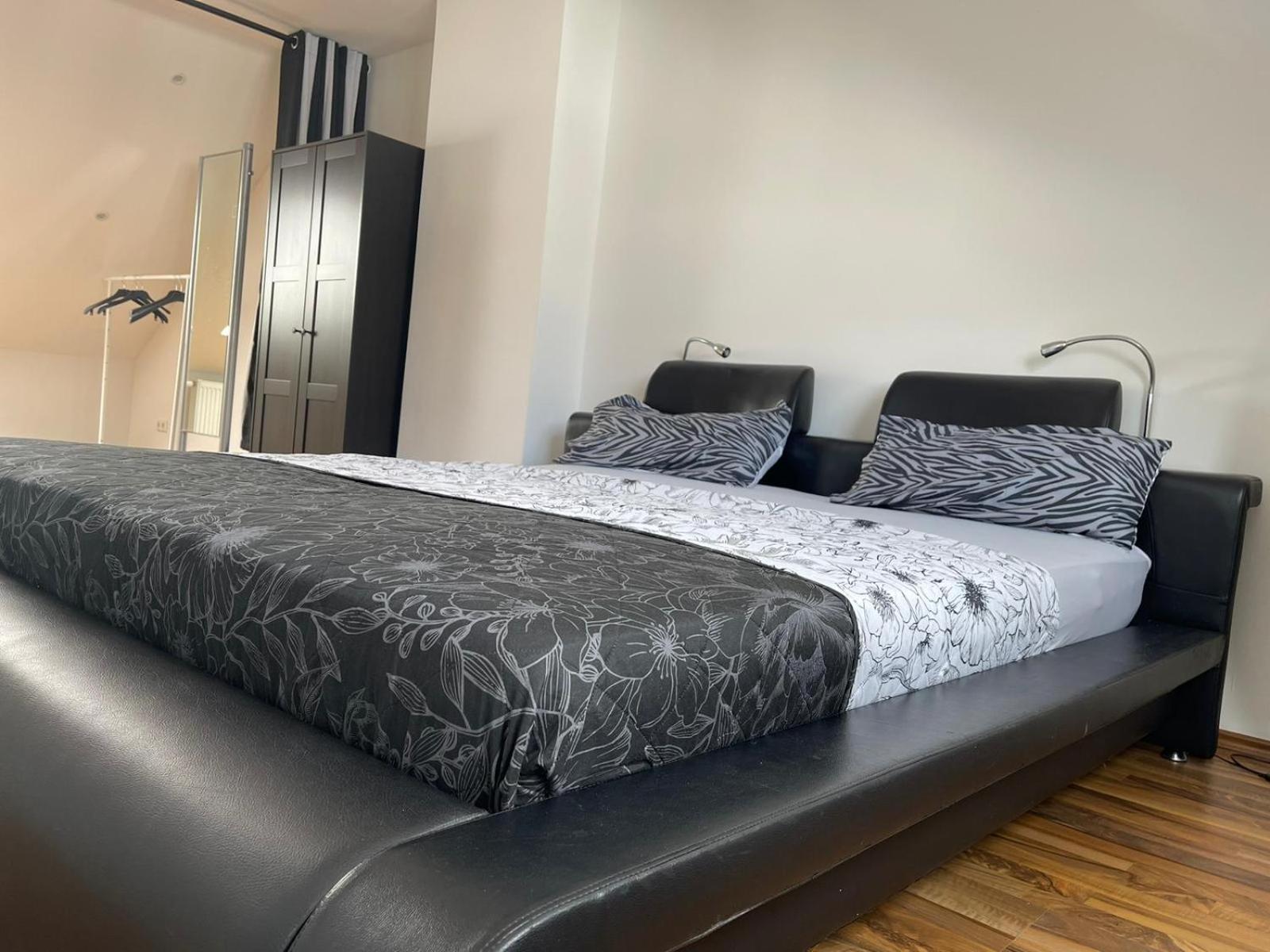Geraeumige 3-Zimmer-Ferienwohnung Im Herzen Von Kassel Bagian luar foto