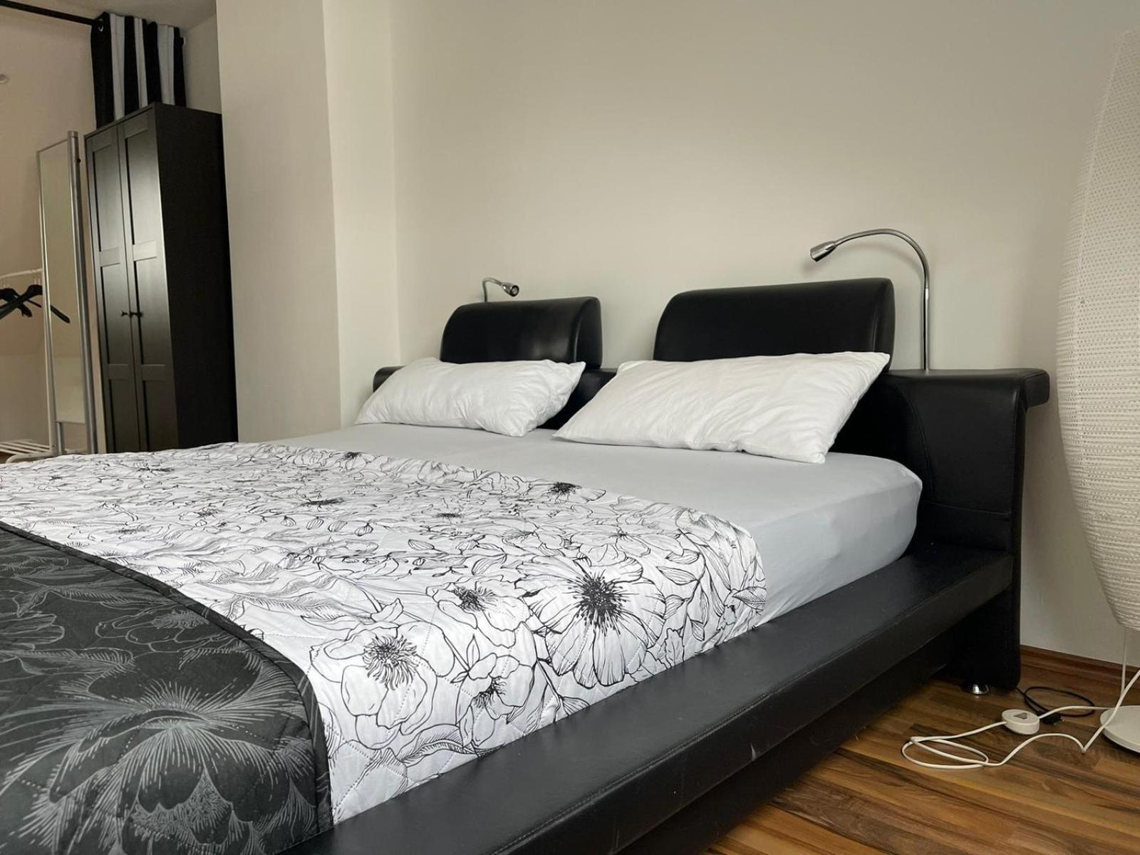 Geraeumige 3-Zimmer-Ferienwohnung Im Herzen Von Kassel Bagian luar foto