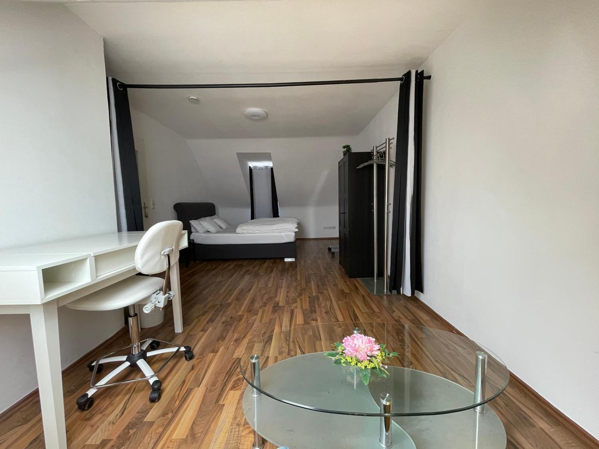 Geraeumige 3-Zimmer-Ferienwohnung Im Herzen Von Kassel Bagian luar foto
